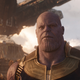 Thanos finalizado, junto con el planeta Titán y sus naves al fondo de la imagen.